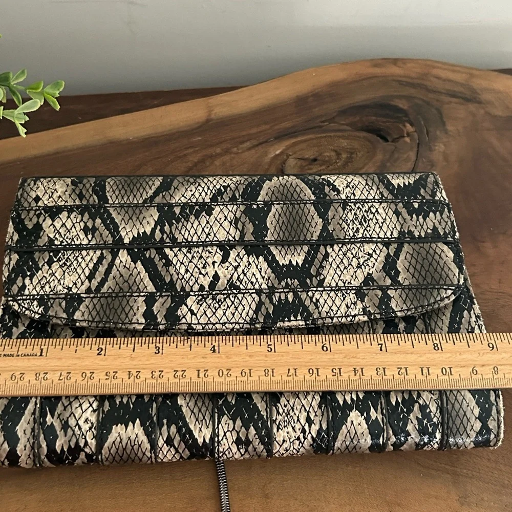 Nine West Snake Skin Crossbody exotic textured Black Beige 9”x6” Clutch chain - Picture 11 of 13